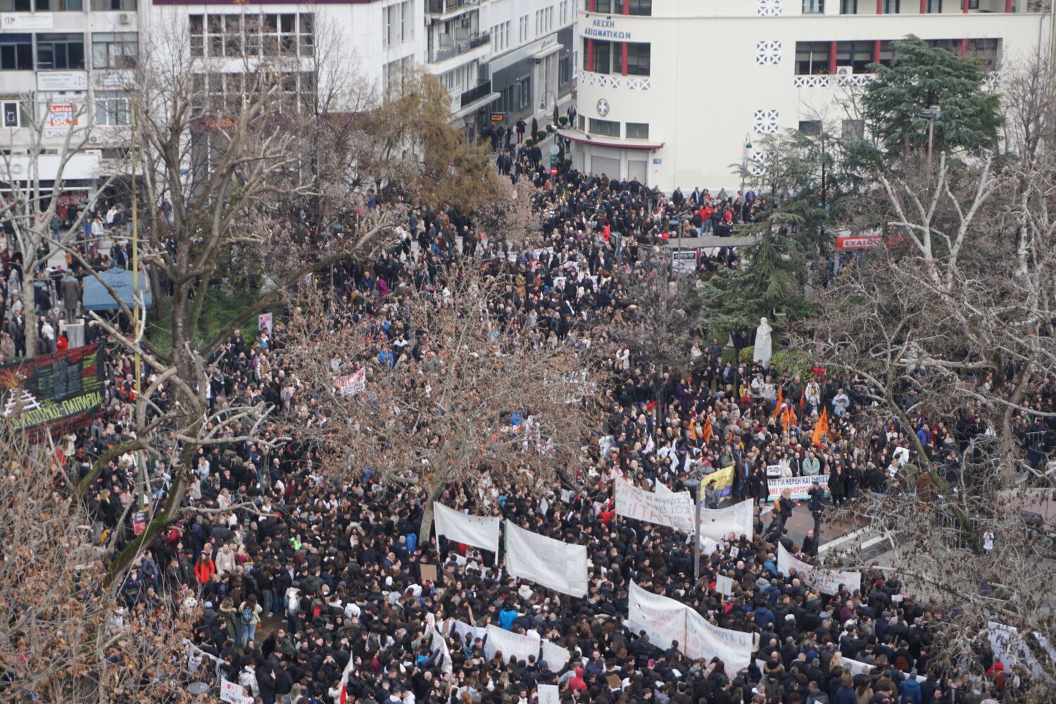 Aπίστευτος κόσμος στην κεντρική πλατεία για τα Τέμπη