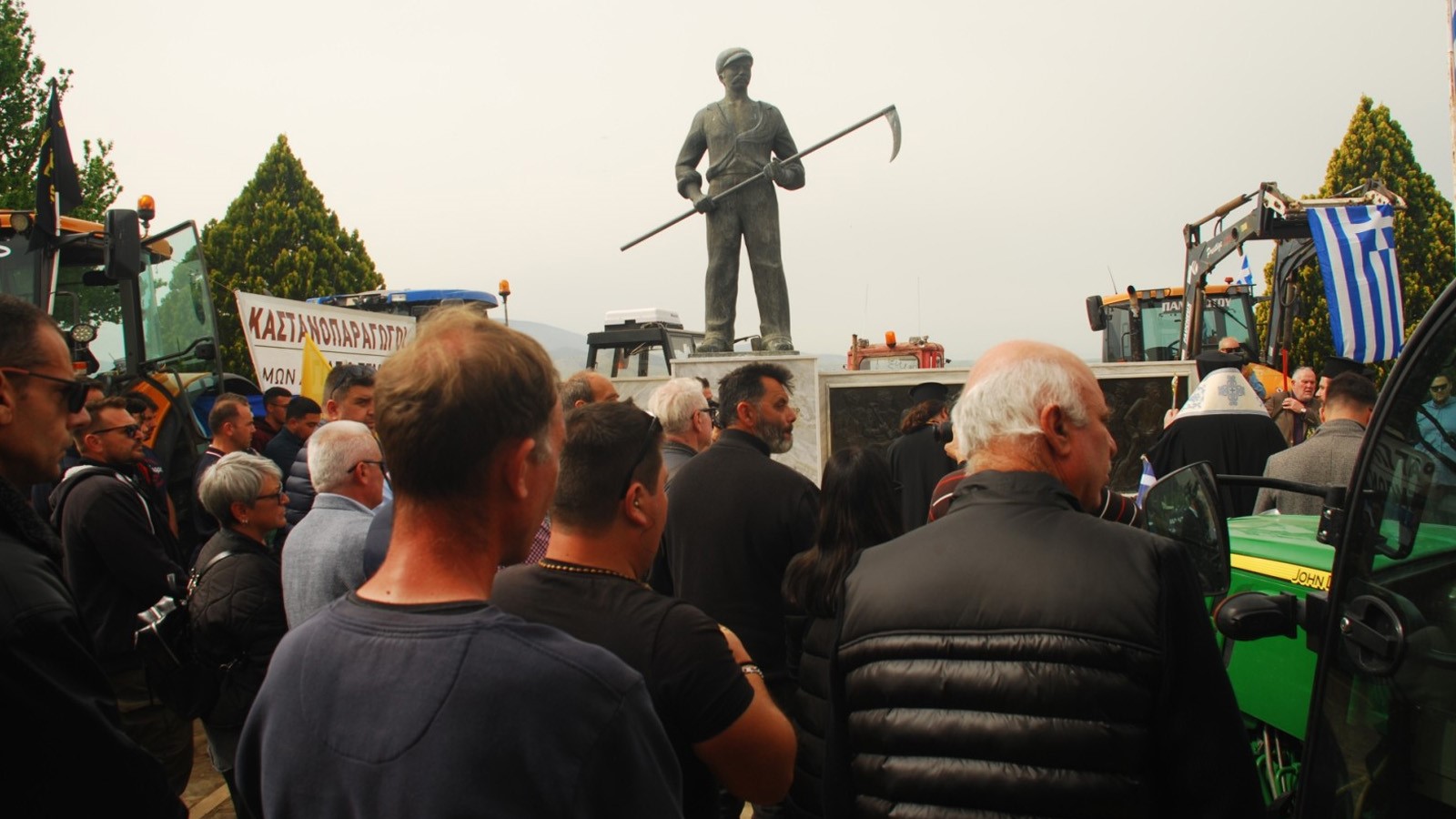 Με τρακτέρ οι αγρότες απέκλεισαν το μνημείο (φωτο)