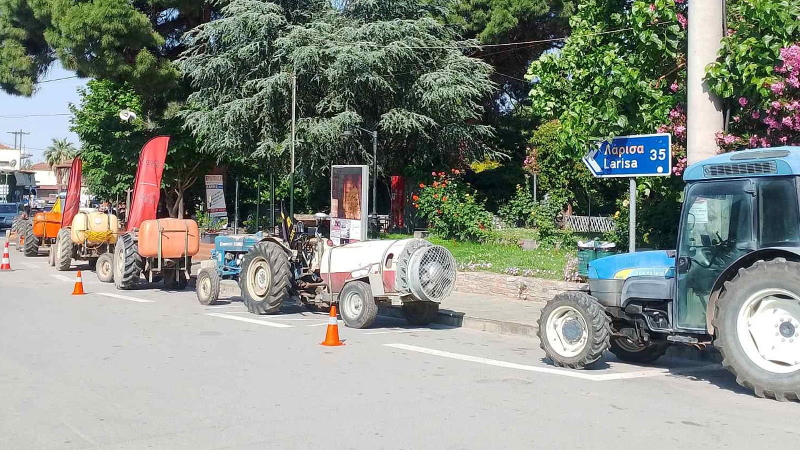 Ψηφίζουν με τα τρακτέρ στους δρόμους οι αγρότες