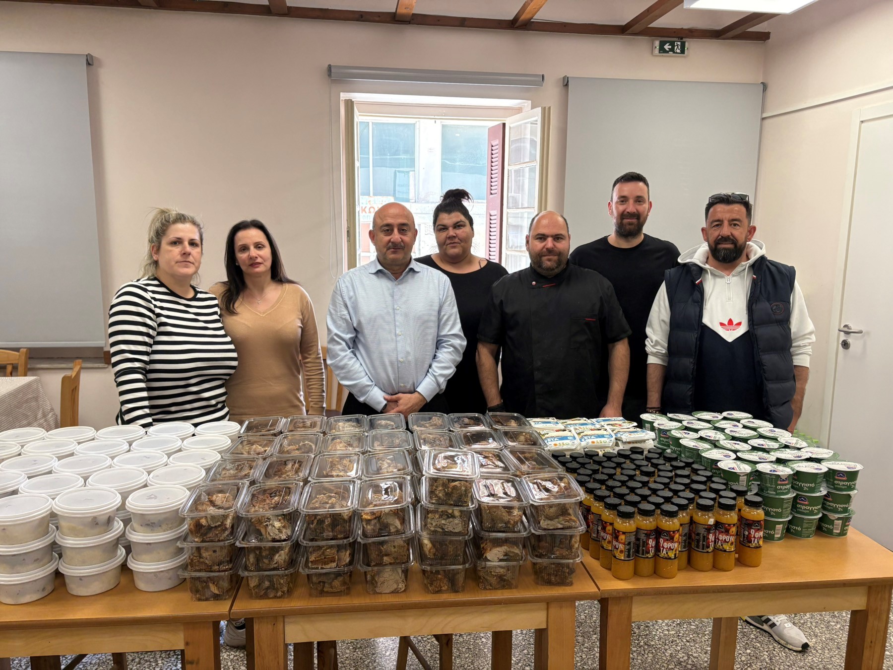 Πασχαλινό τραπέζι από το Κοινωνικό Εστιατόριο