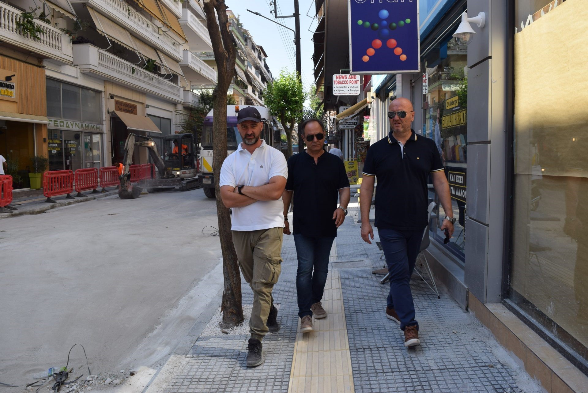 Συνεχίζεται η ανακατασκευή πεζοδρομίων στην Κουμουνδούρου