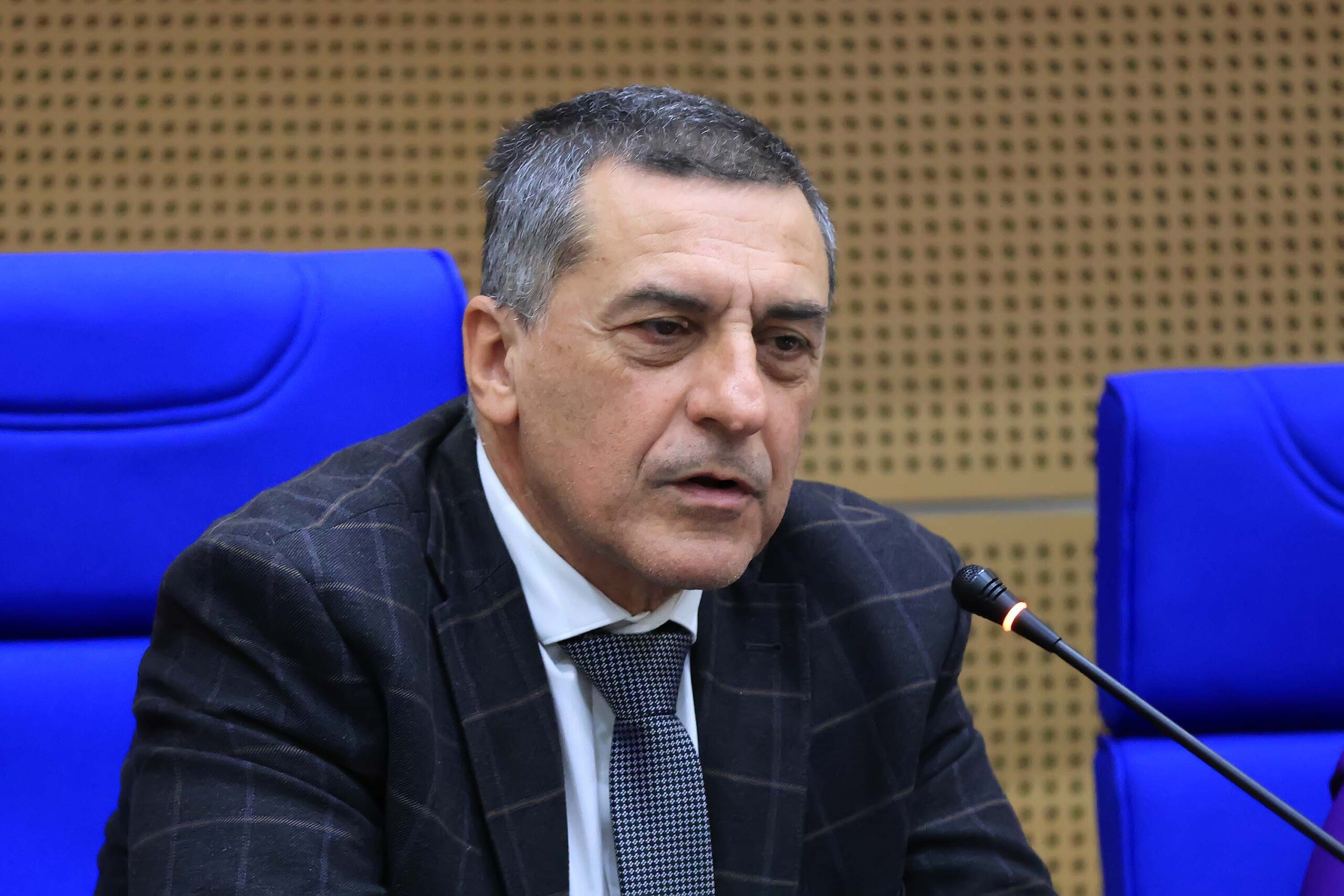 Παρουσιάζει το ολοκληρωμένο πρόγραμμα ανάπτυξης