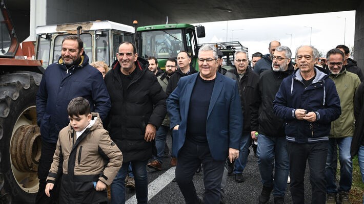 Στο αγροτικό μπλόκο της Νίκαιας ο Κουτσούμπας