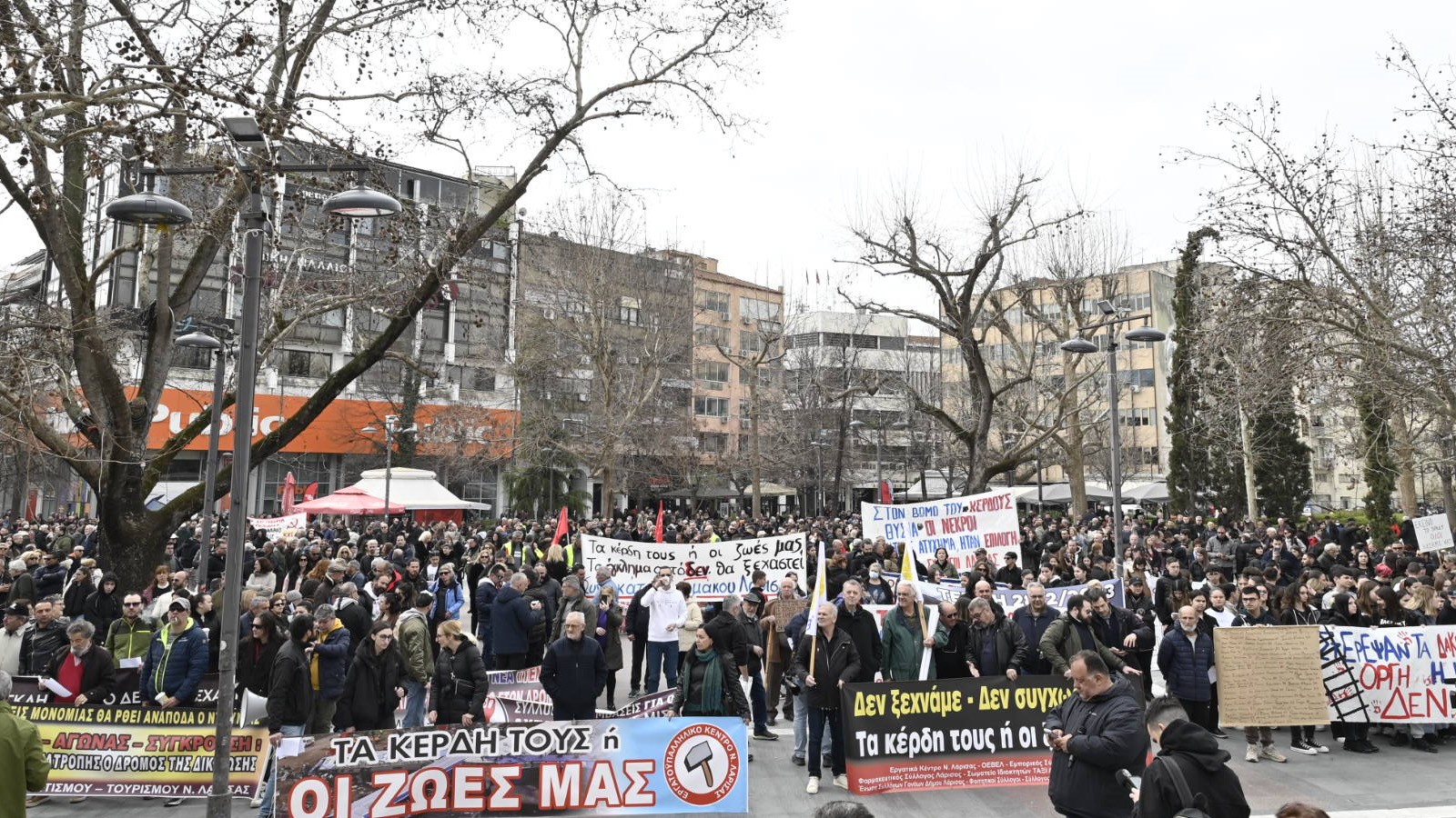 Τέμπη, τρία χρόνια μετά: Οι 57 ψυχές ζητούν δικαιοσύνη