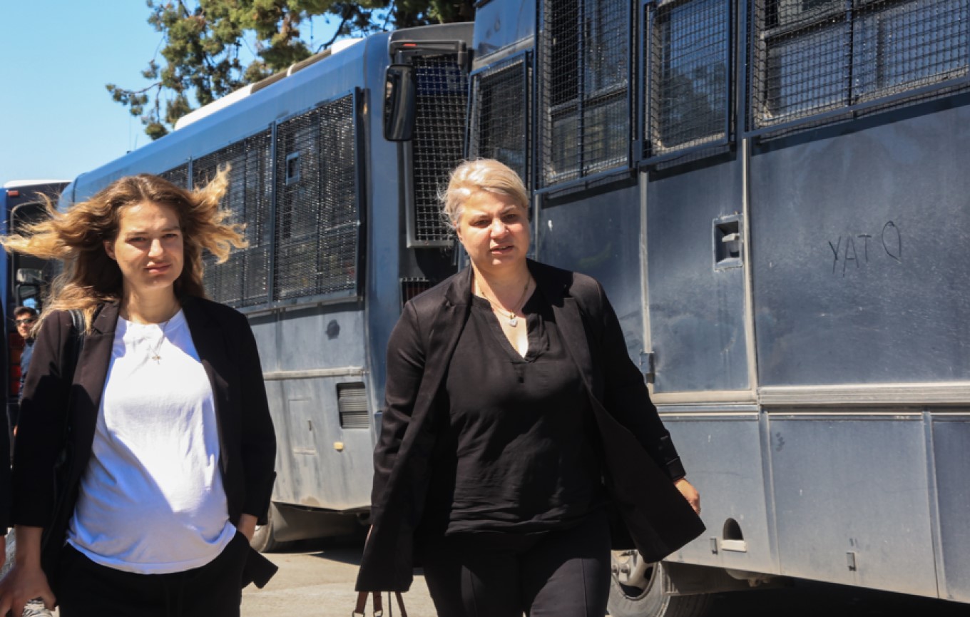 «Η κόρη μου πέθανε αβοήθητη μέσα σε ένα βαγόνι»