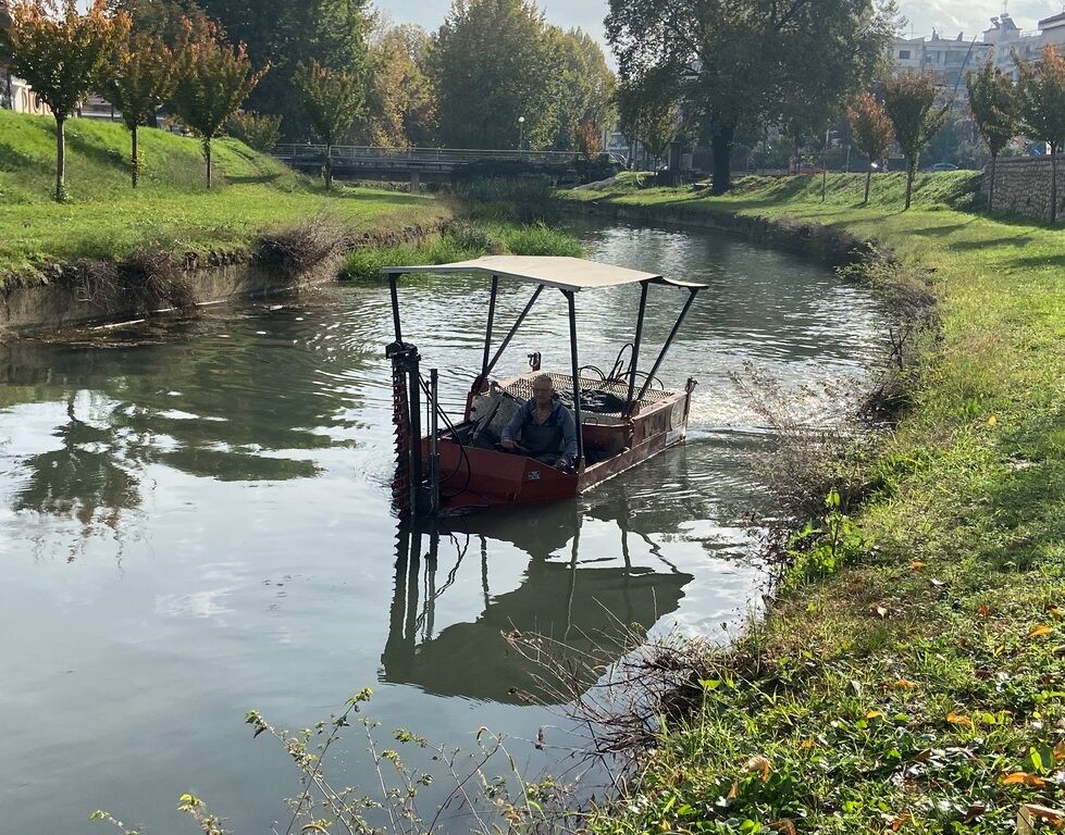 Με βάρκα και προσωπικό ο καθαρισμός του Ληθαίου 
