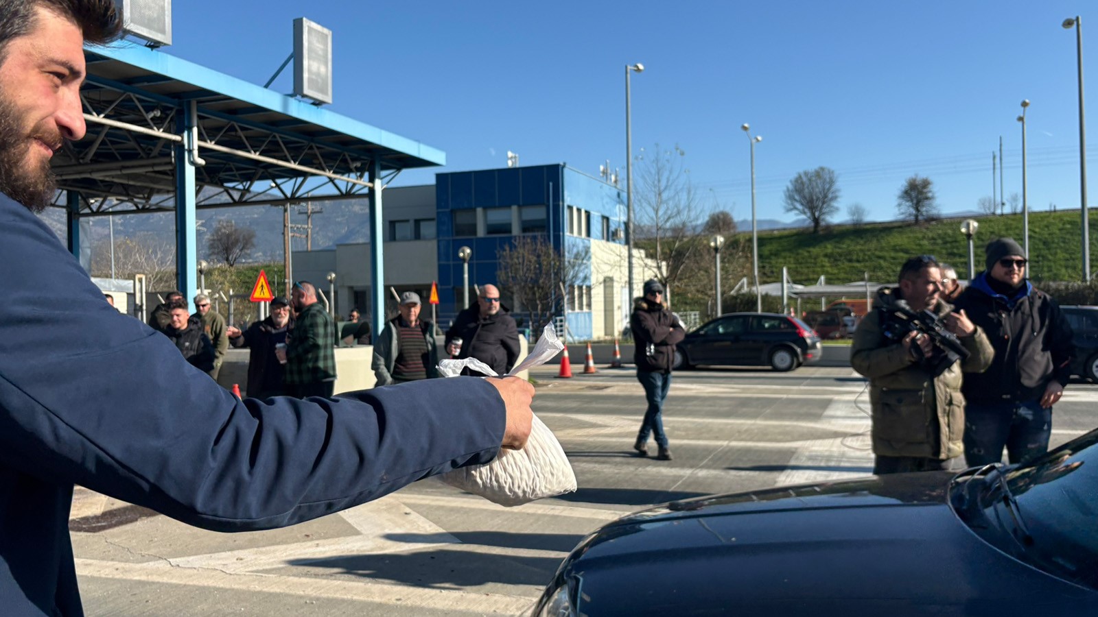 Οι αγρότες άνοιξαν τα διόδια στο Μακρυχώρι