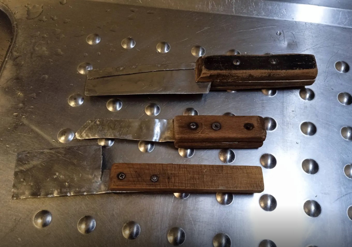 Μαχαίρια, κινητά και ναρκωτικά βρέθηκαν στις φυλακές 