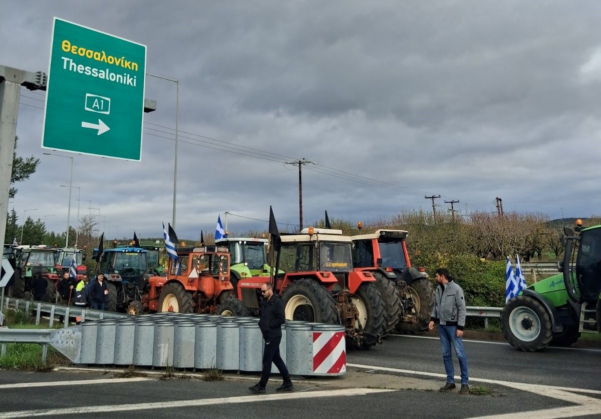 Έστησαν μπλόκο στον κόμβο Μικροθηβών