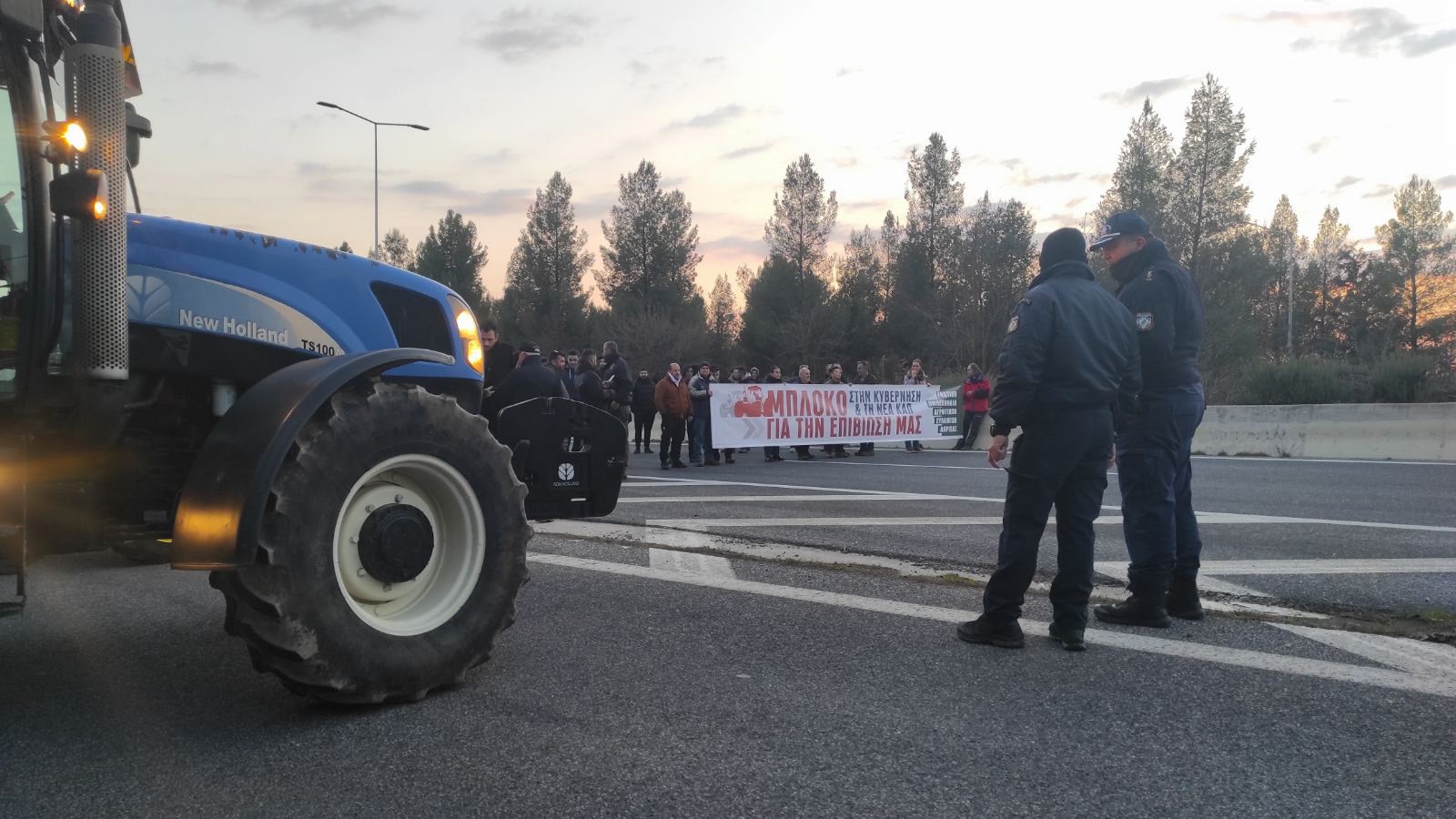 Οι αγρότες απέκλεισαν την ΠΑΘΕ με τρακτέρ