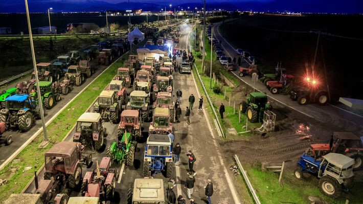 Οι αγρότες απέκλεισαν συμβολικά τους παραδρόμους