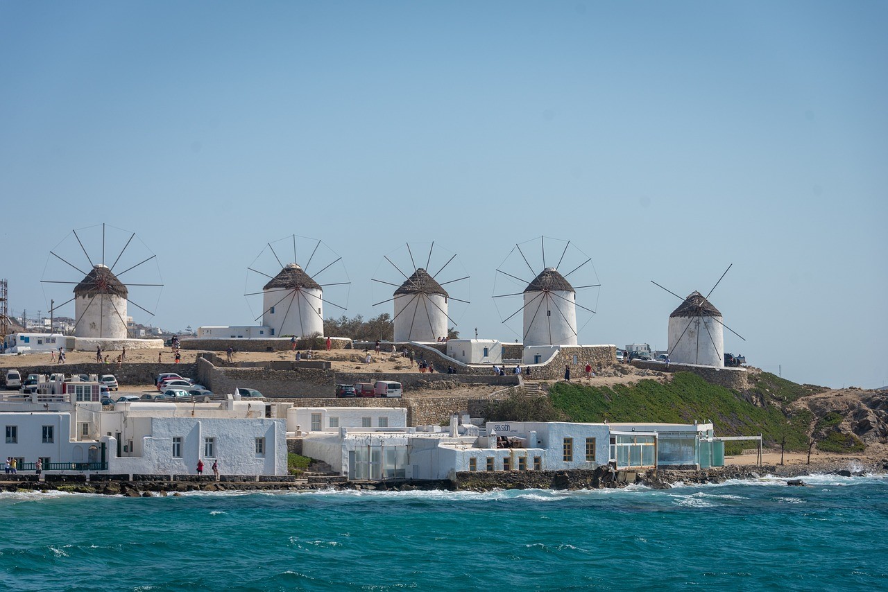 «Ρεκόρ» υπερτουρισμού σε Μύκονο και Σαντορίνη