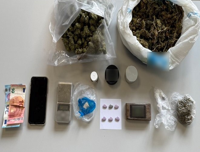 Χειροπέδες για κάνναβη, κοκαΐνη και χάπια έκσταση