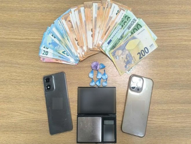 Xειροπέδες για κατοχή κοκαΐνης