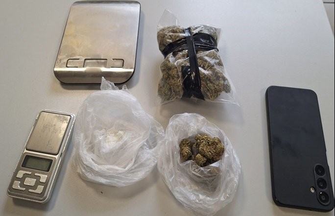 Xειροπέδες σε 47χρονο για κατοχή κάνναβης και κοκαΐνης