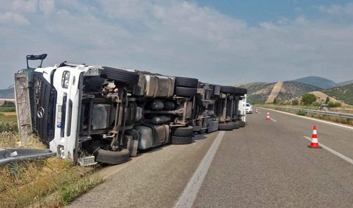 Δίπλωσε νταλίκα στην έξοδο της Φαρκαδόνας