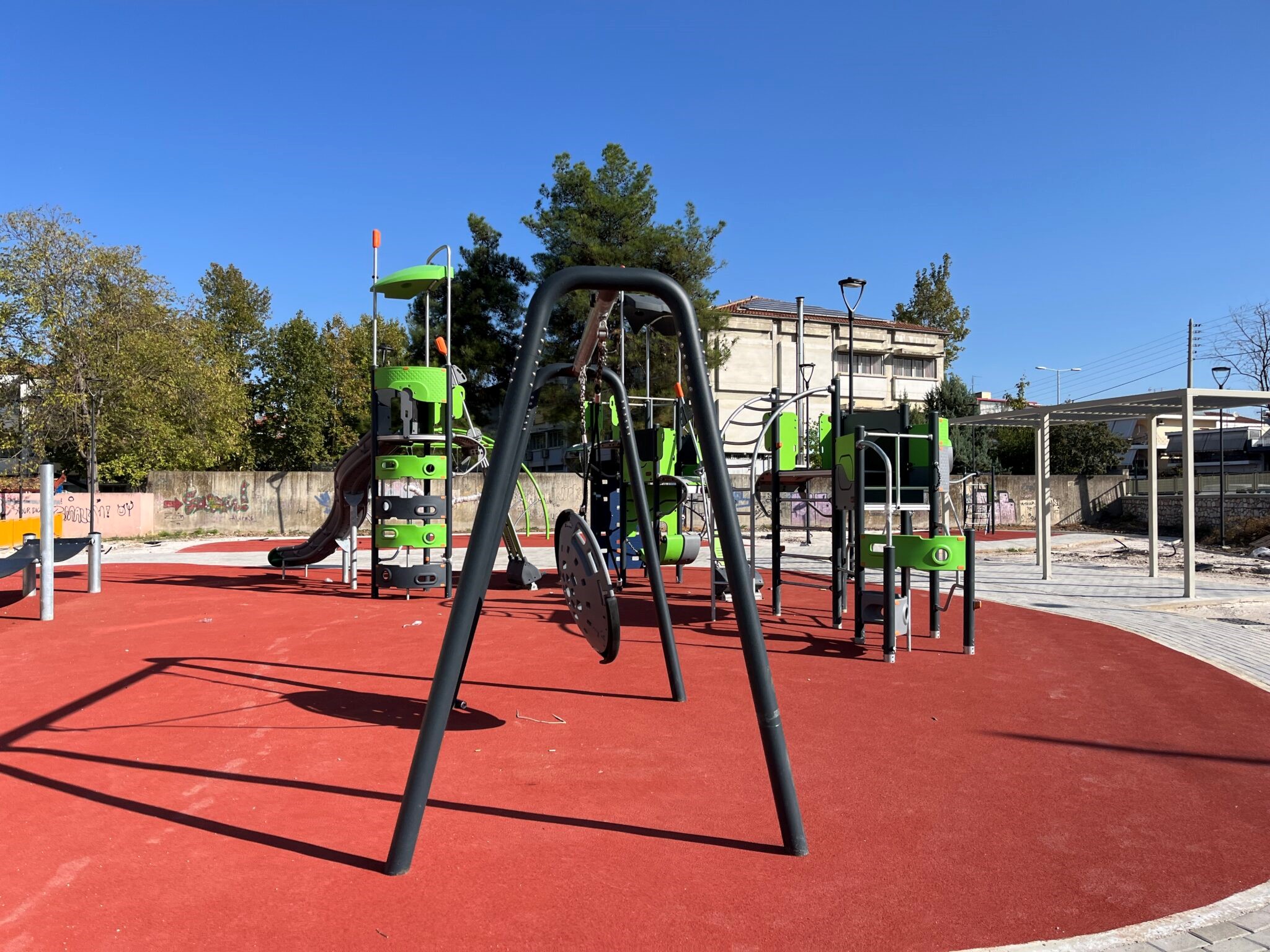 Nέες παιδικές χαρές και δενδροφυτεύσεις