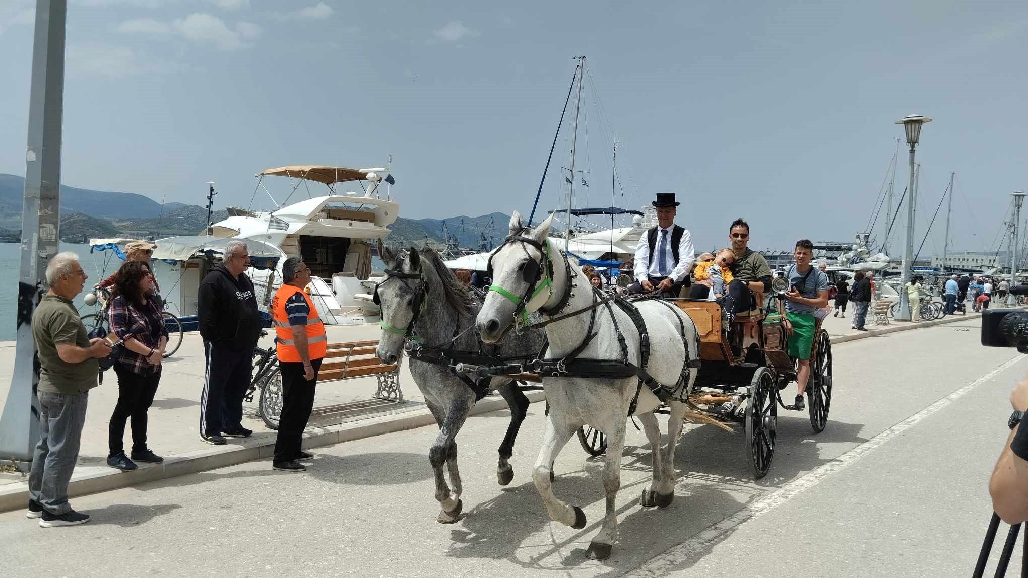 Άμαξες, άλογα και ιππείς εντυπωσίασαν τους θεατές 