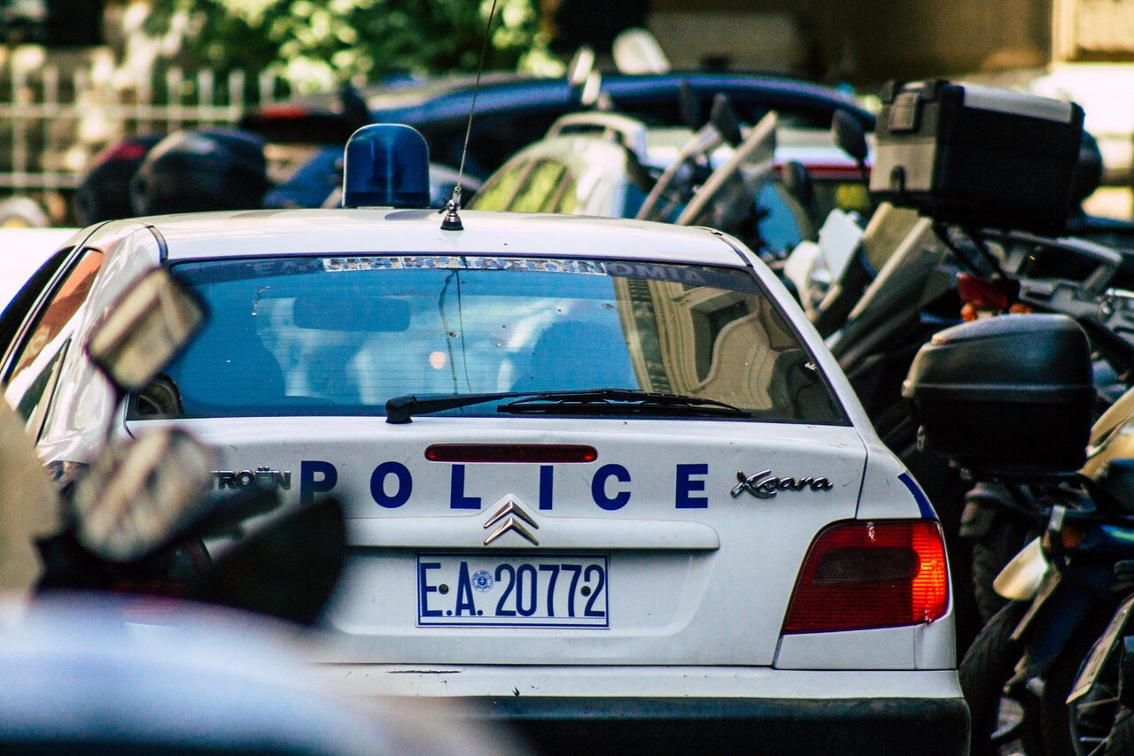 Xειροπέδες σε επικίνδυνο κακοποιό στον Τύρναβο