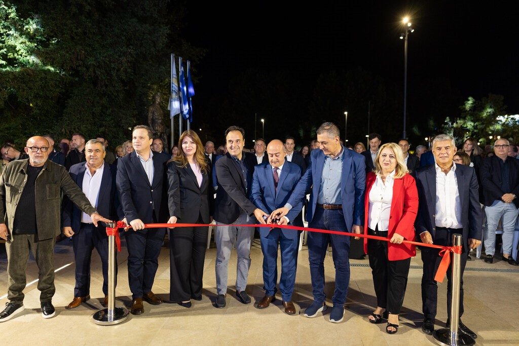 Εγκαινιάστηκε η ανακαινισμένη κεντρική πλατεία Τρικάλων 