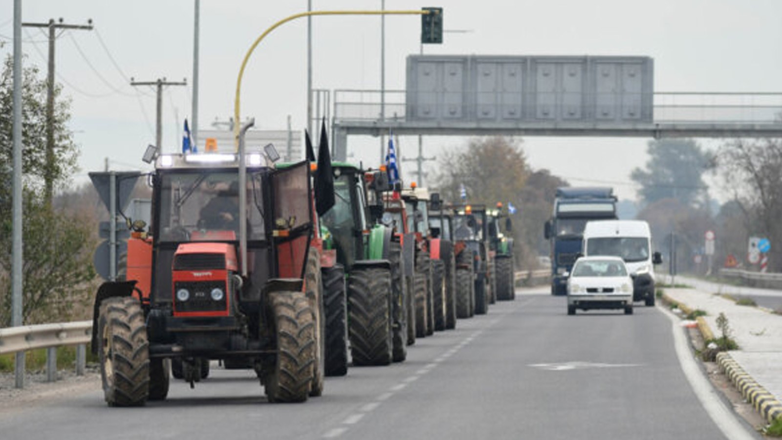 Mε κατεύθυνση την Αθήνα οι Θεσσαλοί αγρότες