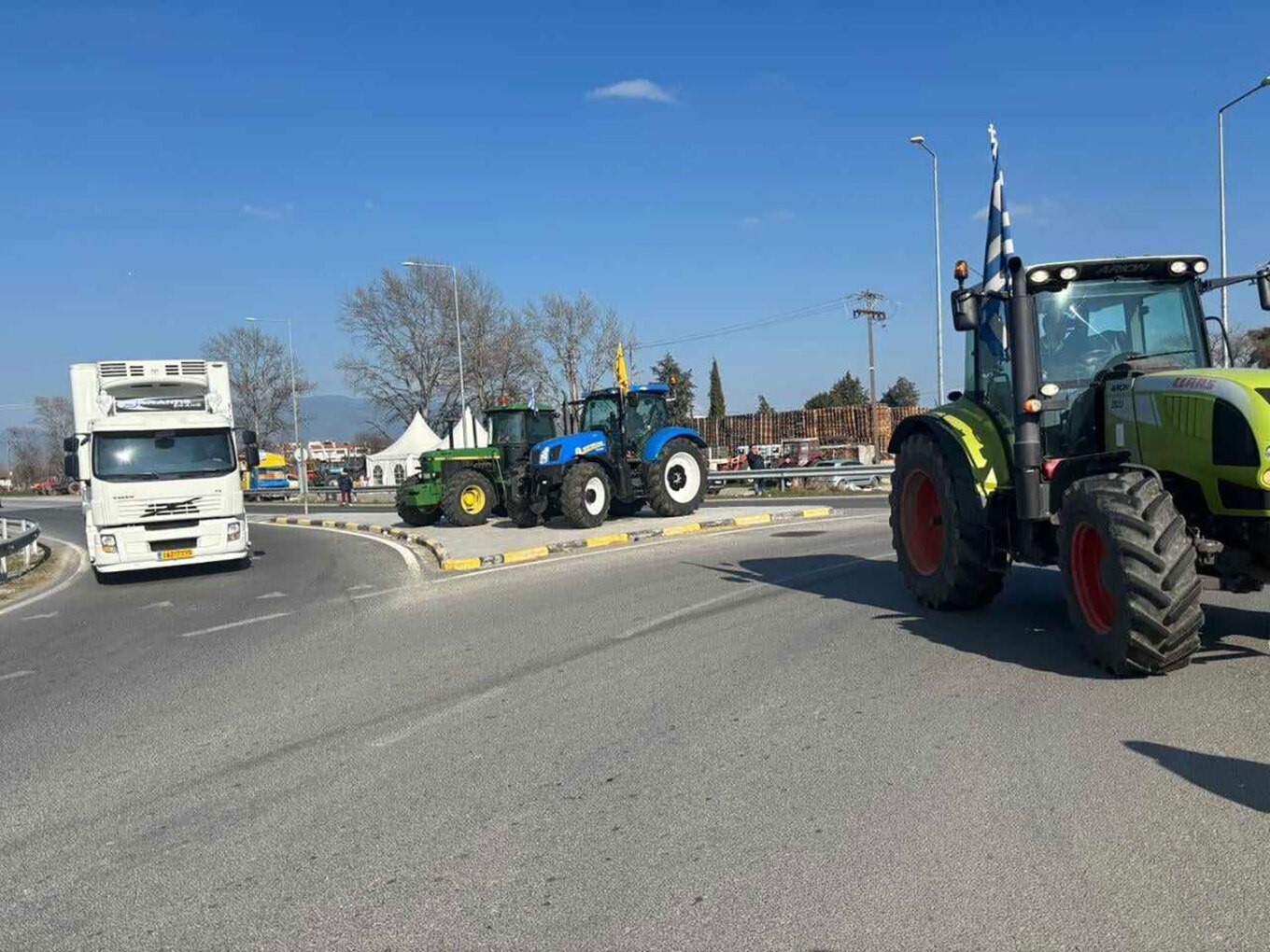 Oι αγρότες παραμένουν στο μπλόκο Πλατυκάμπου