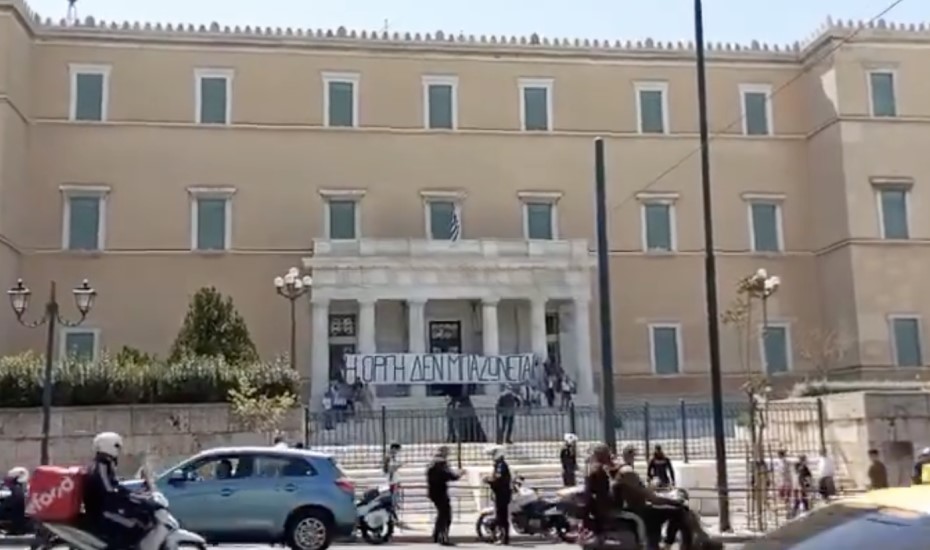 Πανό για τα Τέμπη σε Βουλή και Προεδρικό Μέγαρο