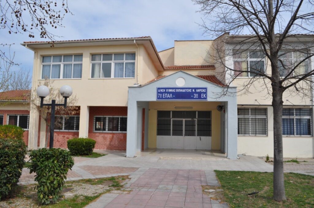 Άγνωστοι με κουκούλες κλείδωσαν το 7ο ΕΠΑΛ