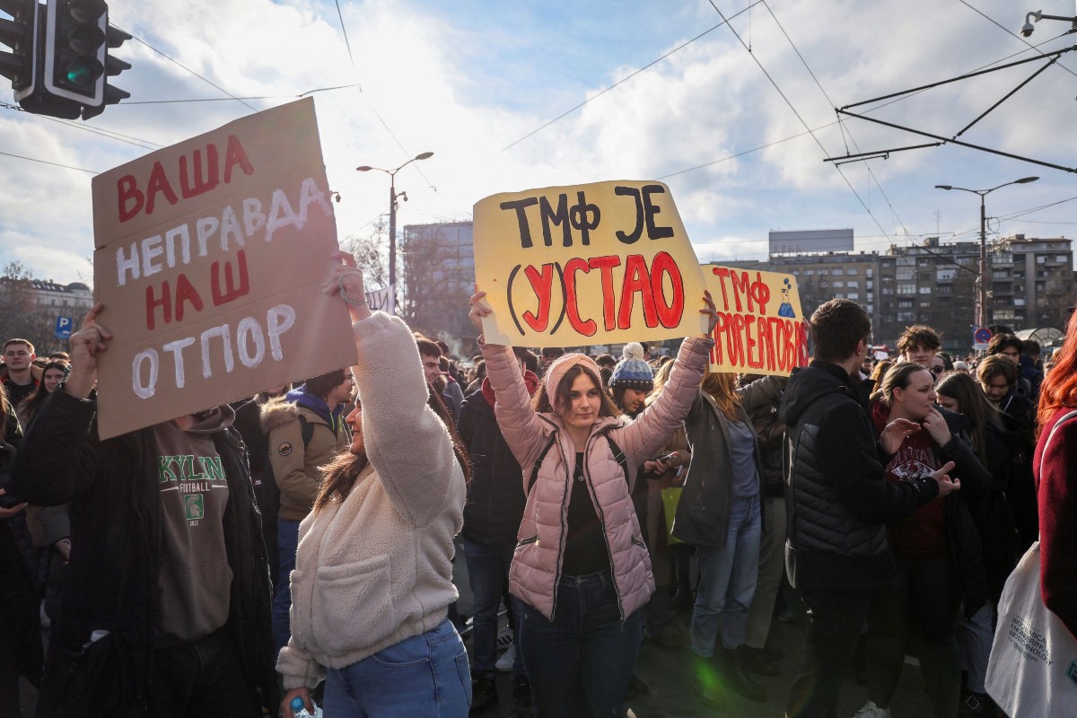 Στους δρόμους χιλιάδες πολίτες κατά του Βούτσιτς