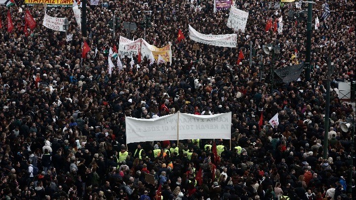 "Πλημμύρισε" από κόσμο η πλατεία Συντάγματος 