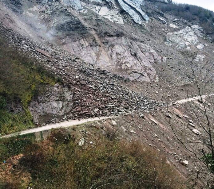 Η κακοκαιρία προκάλεσε κατολίσθηση σε δρόμο στο Ανθηρό 