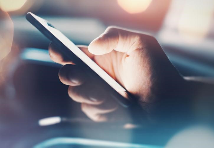 Πιο ακριβά smartphones αγοράζουν οι Έλληνες