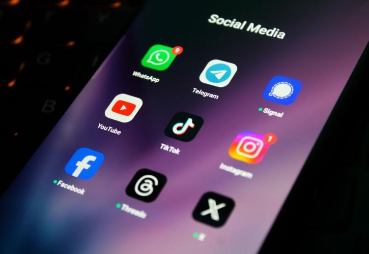 “Φρένο” στην απαγόρευση των social media για τους κάτω των 15