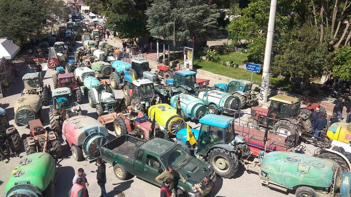 Ξανά στους δρόμους με τα τρακτέρ οι αγρότες 