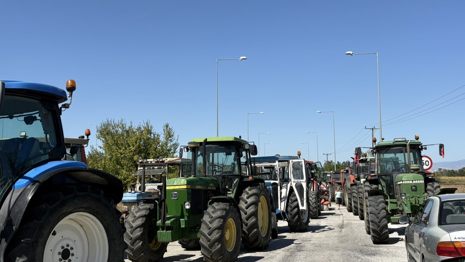 Oι Θεσσαλοί αγρότες απέκλεισαν τον Ε65