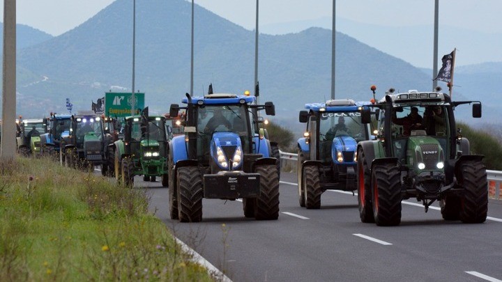 Παραμένουν οι αγρότες και προχωρούν σε κλιμάκωση