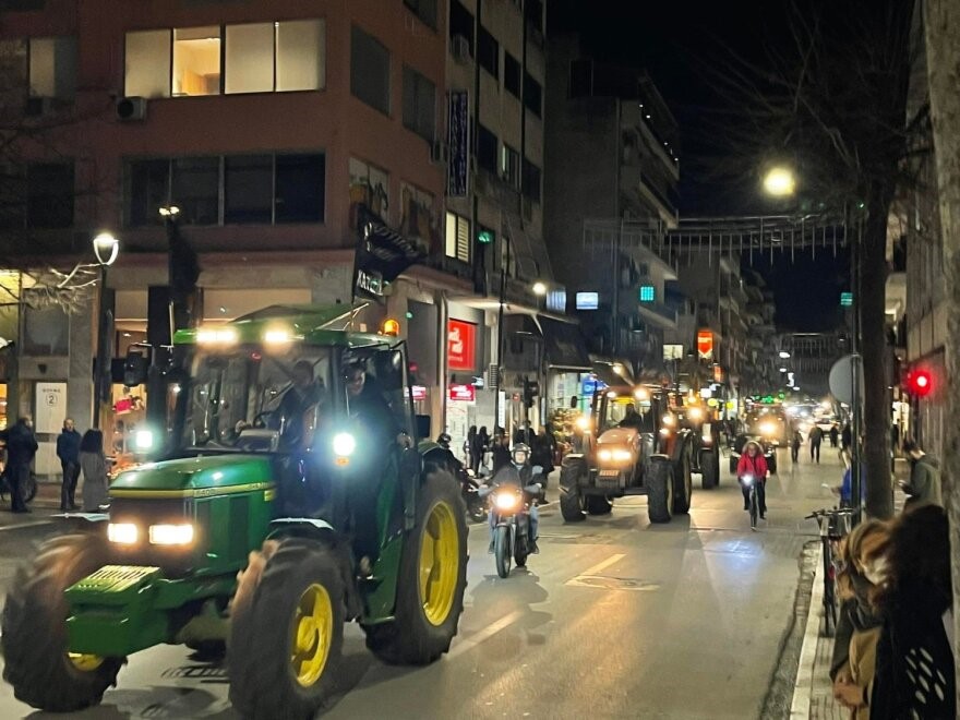 Λάρισα: Στην κεντρική πλατεία με τα τρακτέρ οι αγρότες