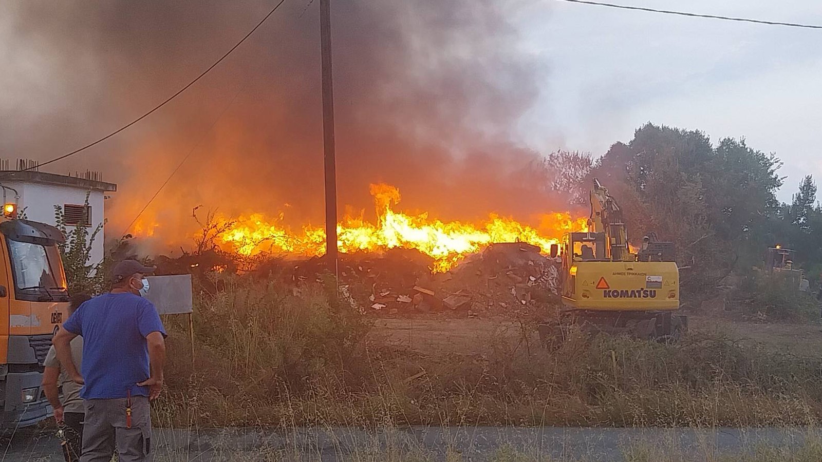 Υπό μερικό έλεγχο η φωτιά στο Ριζαριό