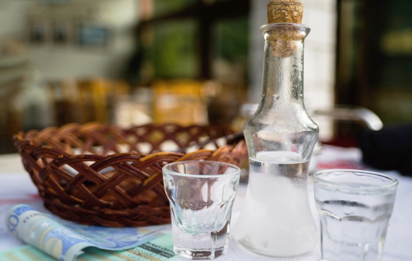 Λουκέτα σε ταβέρνες για χύμα τσίπουρο χωρίς αποδείξεις