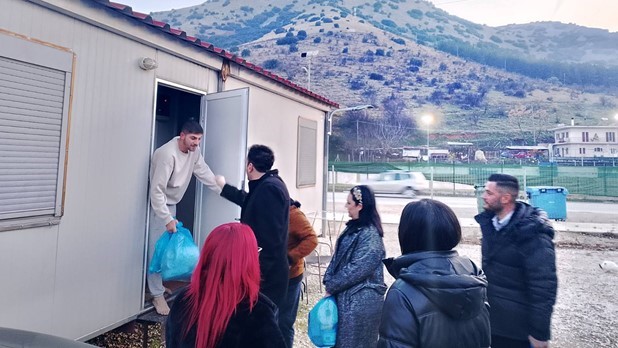 Είδη πρώτης ανάγκης στις σεισμόπληκτες οικογένειες