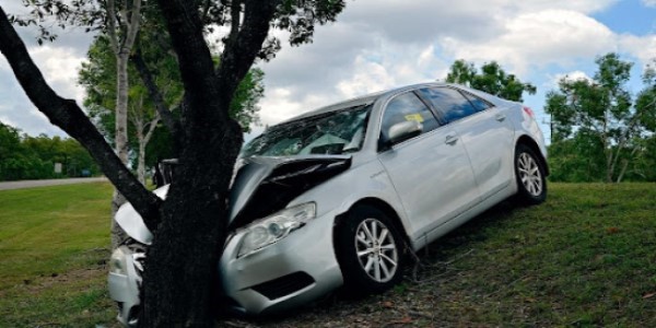 Τρελή πορεία αυτοκινήτου που κατέληξε στην πλατεία Αβέρωφ