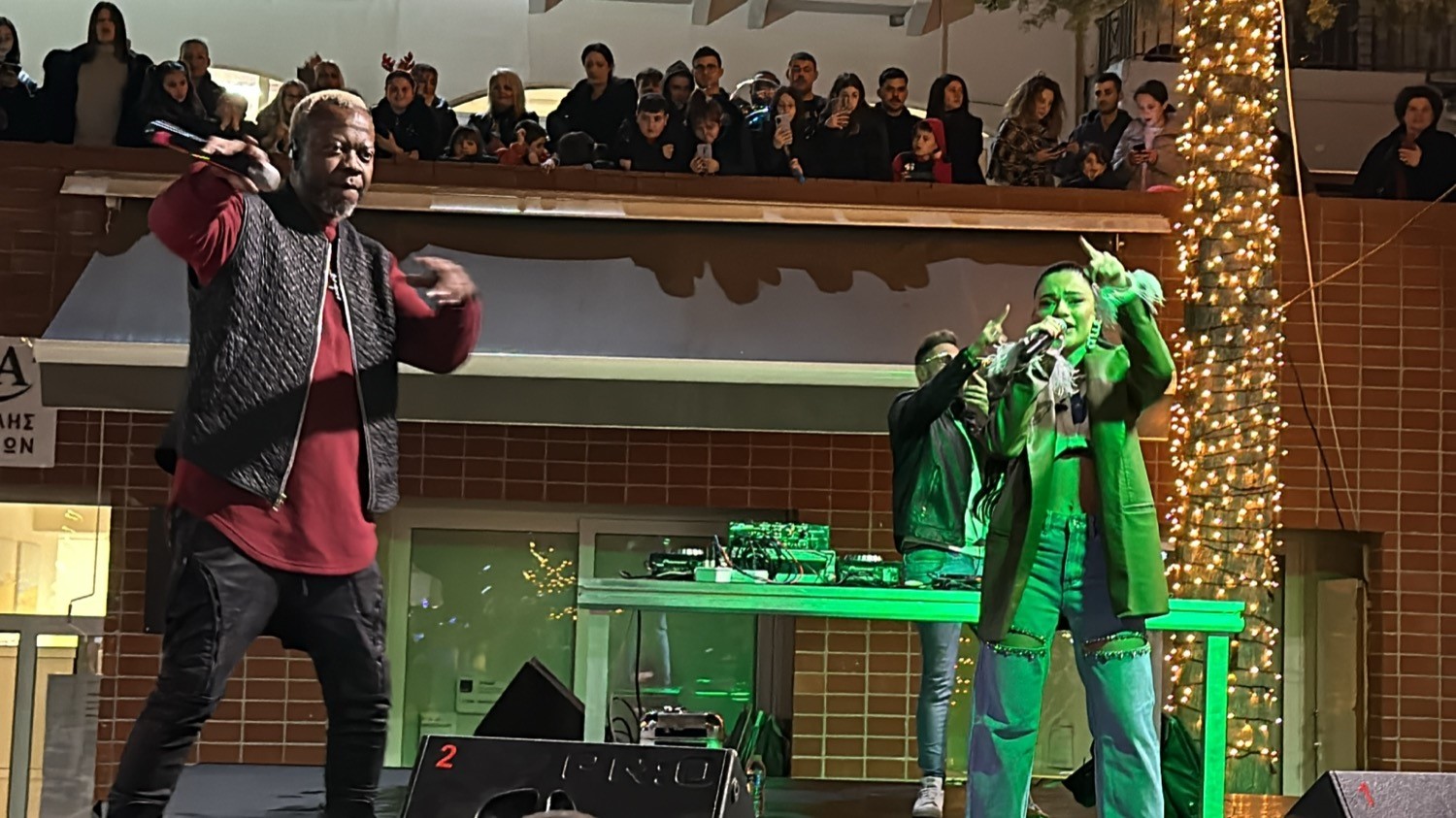 Οι "Vegas" στο άναμμα του Χριστουγεννιάτικου δέντρου