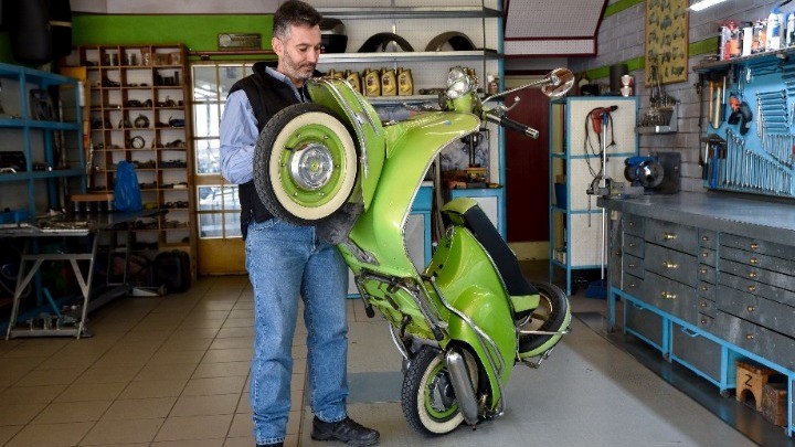 H θρυλική κλασική βέσπα συνεχίζει να κερδίζει τους Λαρισαίους