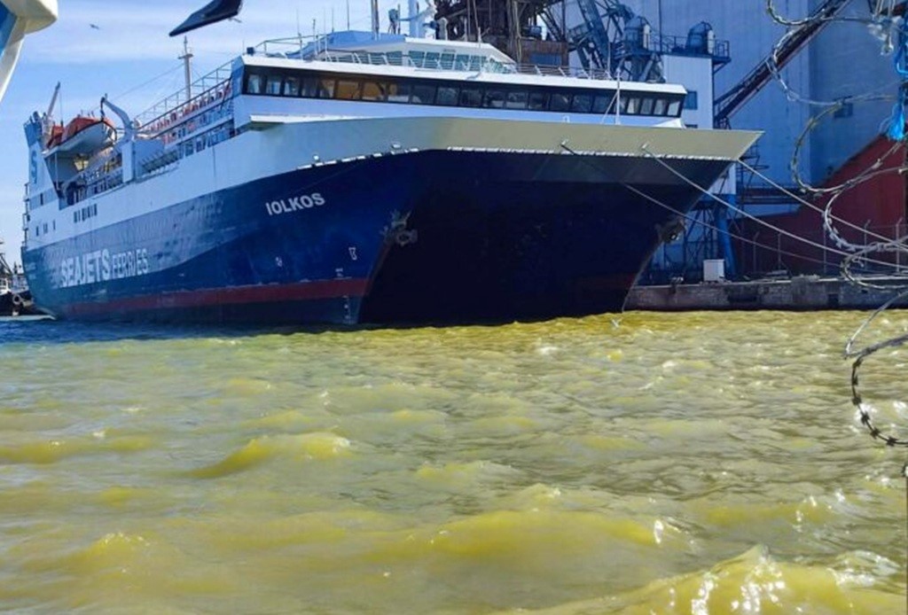 Απίστευτες εικόνες ρύπανσης στο λιμάνι