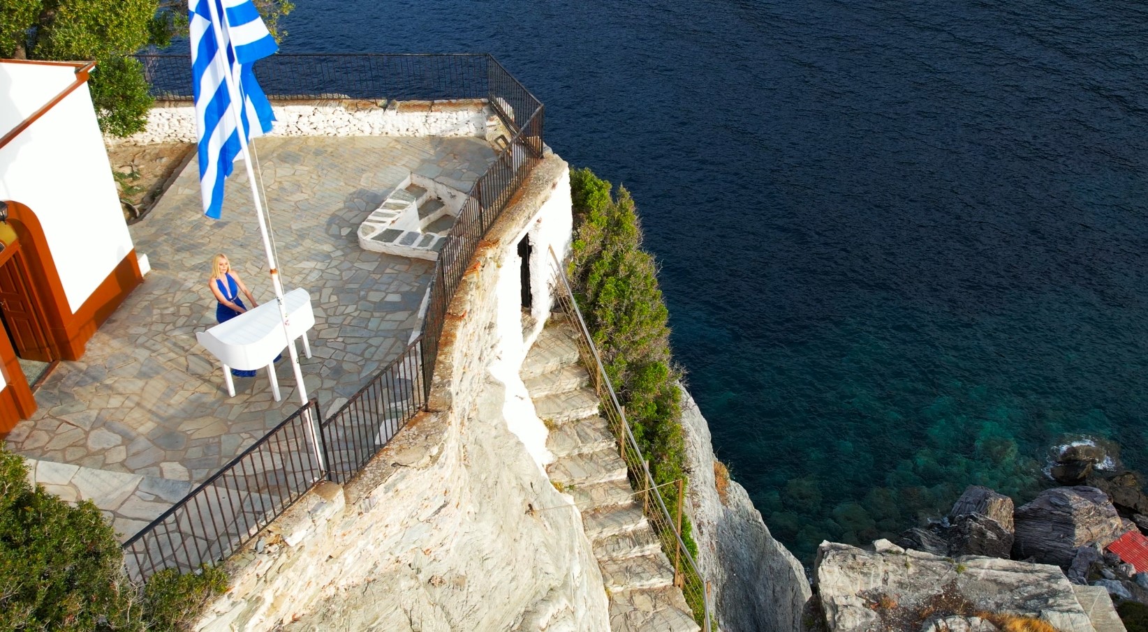 Στη Σκόπελο η Έλενα Ξυδιά με το πιάνο της (βίντεο)