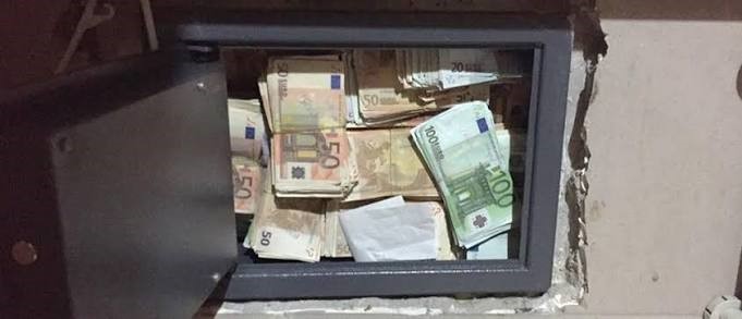 Το μυστικό χρηματοκιβώτιο «έκρυβε» 270.000 ευρώ