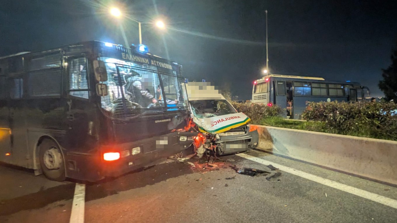 Ασθενοφόρο έπεσε σε κλούβα αστυνομίας στον Πλατύκαμπο