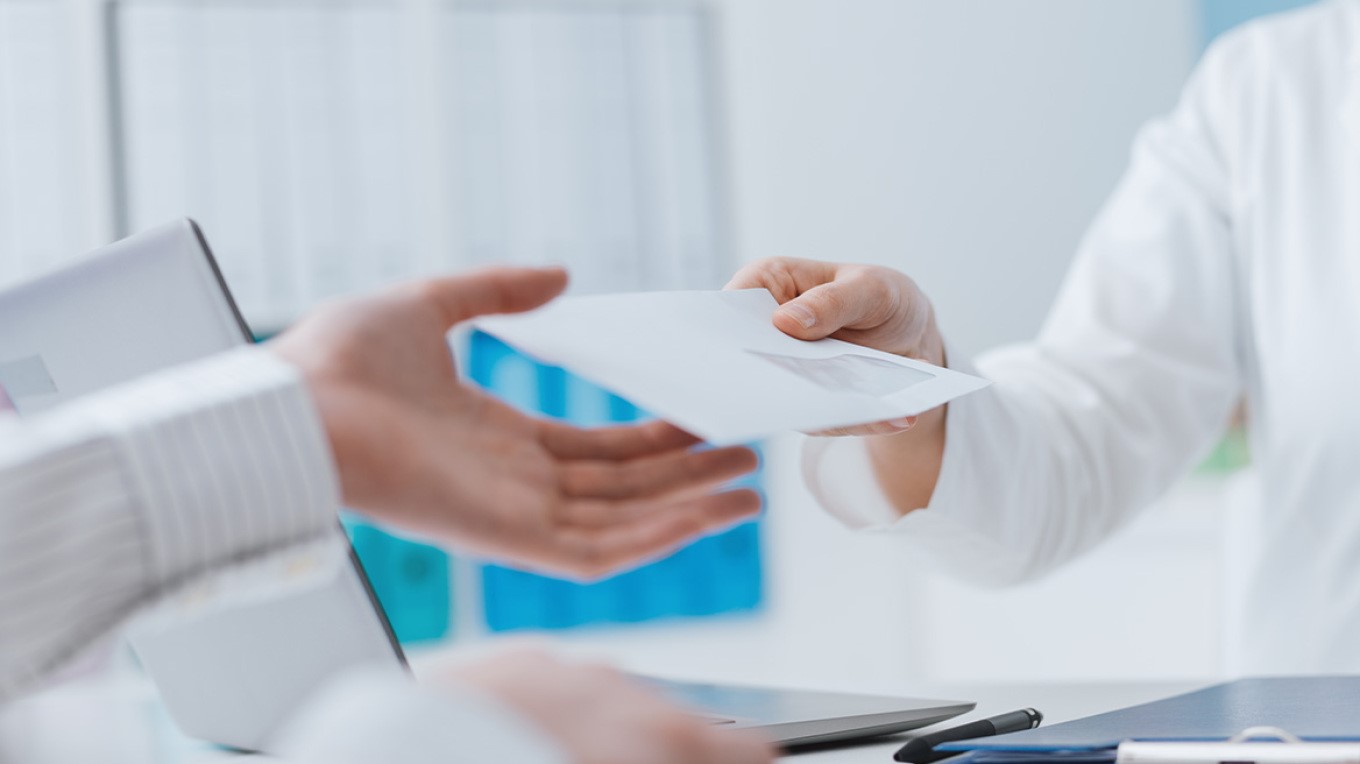 Συνελήφθη διευθυντής καρδιοχειρουργικής για φακελάκι