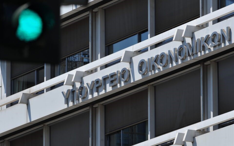 Μεγάλο το καλάθι των εσόδων, μικρό αυτό των παροχών