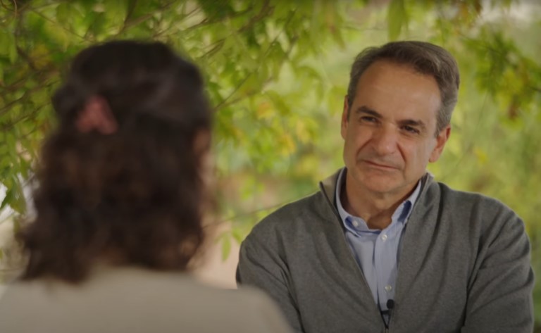 Ο Κ. Μητσοτάκης συνομιλεί με θύμα έμφυλης βίας (video)